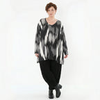 Jerseyshirt A-Form V-Ausschnitt Langarm weich mit schwarz grauem Pinselstrichmuster