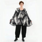 Jerseyshirt A-Form V-Ausschnitt Langarm weich mit schwarz grauem Pinselstrichmuster