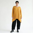 Senffarbenes A-LinienShirt aus weichem Stretchjersey mit Rundhals Langarm Saumschlitzen