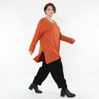 Rostfarbenes Jersey Langarmshirt aus Viskose mit Rundhalsausschnitt und Seitenschlitzen