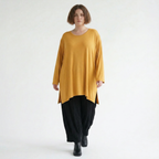 Senffarbenes Langarmshirt aus Jersey mit tiefem Rundhalsausschnitt und Schlitzen am Saum