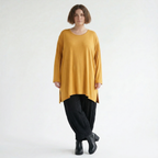 Senffarbenes Langarmshirt aus Jersey mit tiefem Rundhalsausschnitt und Schlitzen am Saum