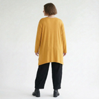 Senffarbenes Langarmshirt aus Jersey mit tiefem Rundhalsausschnitt und Schlitzen am Saum