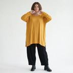 Senffarbenes Langarmshirt aus Jersey mit tiefem Rundhalsausschnitt und Schlitzen am Saum