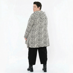 Weißschwarze Plüschjacke mit Punkten Kapuze und Seitennahttaschen in weiter A-Form Look