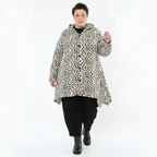 Weißschwarze Plüschjacke mit Punkten Kapuze und Seitennahttaschen in weiter A-Form Look