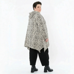 Weißschwarze Plüschjacke mit Punkten Kapuze und Seitennahttaschen in weiter A-Form Look