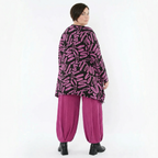 Shirt in Schwarzfuchsia mit Kringelmuster A-Form aus FrenchTerry mit V-Ausschnitt langarm