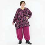 Shirt in Schwarzfuchsia mit Kringelmuster A-Form aus FrenchTerry mit V-Ausschnitt langarm
