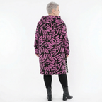 A-Form Kleid aus French Terry mit Strick Kapuze und Reißverschlusstasche in Schwarzfuchsia