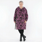 A-Form Kleid aus French Terry mit Strick Kapuze und Reißverschlusstasche in Schwarzfuchsia