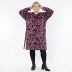 A-Form Kleid aus French Terry mit Strick Kapuze und Reißverschlusstasche in Schwarzfuchsia