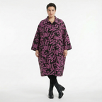 Glockenmantel aus weichem French Terry in Schwarz Fuchsia mit Kringelmuster elegant warm