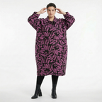 Glockenmantel aus weichem French Terry in Schwarz Fuchsia mit Kringelmuster elegant warm