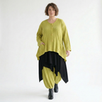 Kurze limegrüne Feinstrickjacke in A-Linie mit Streifenwellenmuster Rundhals Taschen