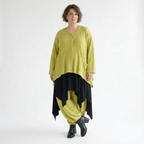 Kurze limegrüne Feinstrickjacke in A-Linie mit Streifenwellenmuster Rundhals Taschen