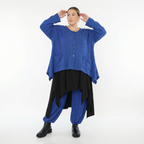 Royalblaue Feinstrickjacke in A-Form mit Wellenmuster Ajourdetails und Taschen Rundhals
