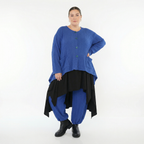 Royalblaue Feinstrickjacke in A-Form mit Wellenmuster Ajourdetails und Taschen Rundhals