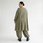 Ballonhose aus olivem Feinstrick mit Streifen Wellenmuster und weichem Stretchkomfort