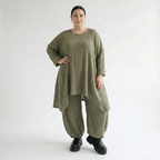Ballonhose aus olivem Feinstrick mit Streifen Wellenmuster und weichem Stretchkomfort