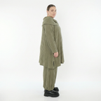 Olivgrünes Feinstrickshirt in A-Form mit Rollkragen langem Arm und weichem Ajourmuster