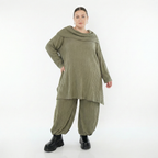 Olivgrünes Feinstrickshirt in A-Form mit Rollkragen langem Arm und weichem Ajourmuster