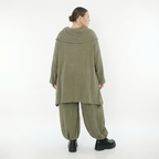 Olivgrünes Feinstrickshirt in A-Form mit Rollkragen langem Arm und weichem Ajourmuster