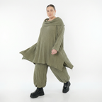 Olivgrünes Feinstrickshirt in A-Form mit Rollkragen langem Arm und weichem Ajourmuster