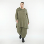 Olivgrünes Feinstrickshirt in A-Form mit Rollkragen langem Arm und weichem Ajourmuster