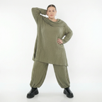 Olivgrünes Feinstrickshirt in A-Form mit Rollkragen langem Arm und weichem Ajourmuster