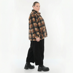 Teddyjacke in Cognac Beige Grau mit Karomuster Stehkragen und aufgesetzten Taschen
