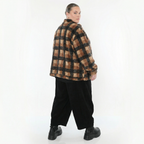 Teddyjacke in Cognac Beige Grau mit Karomuster Stehkragen und aufgesetzten Taschen