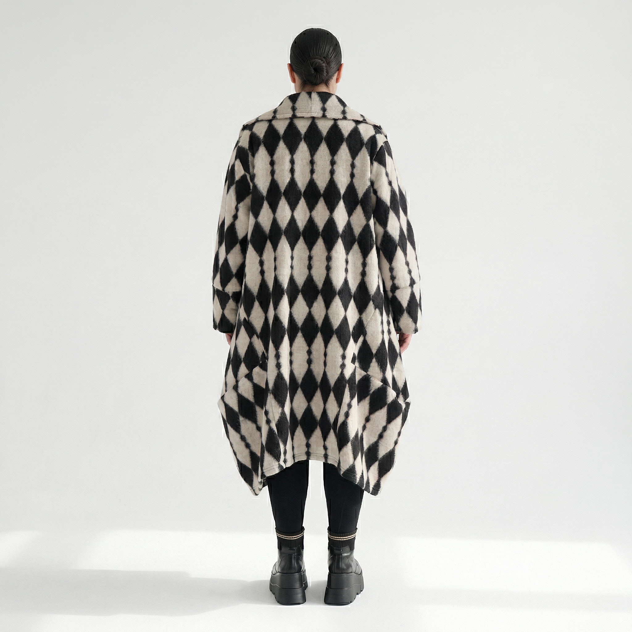  Ballonmantel von AKH Fashion aus Materialmix, 1538.03023, Ecru/Schwarz, Raute, Schick