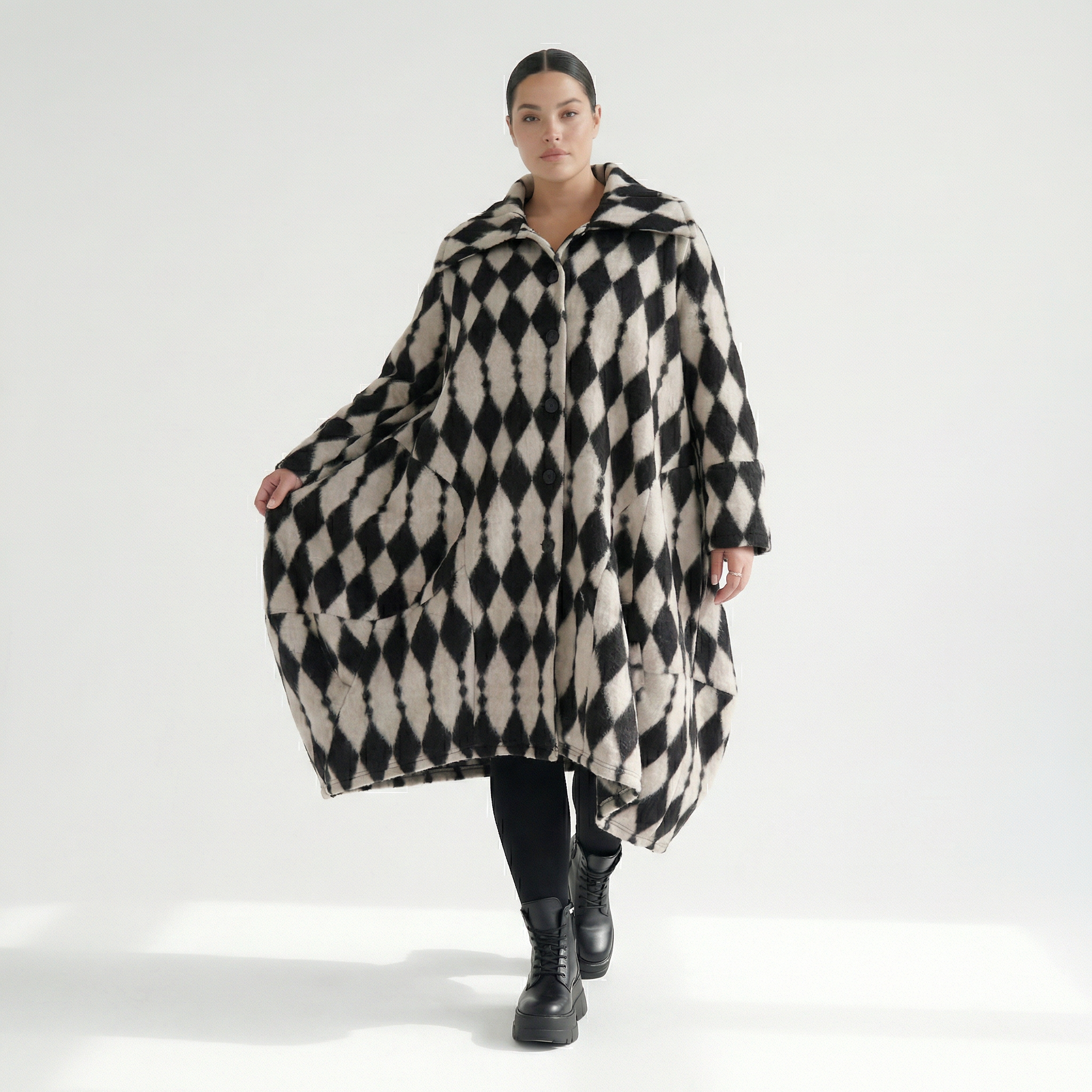  Ballonmantel von AKH Fashion aus Materialmix, 1538.03023, Ecru/Schwarz, Raute, Schick