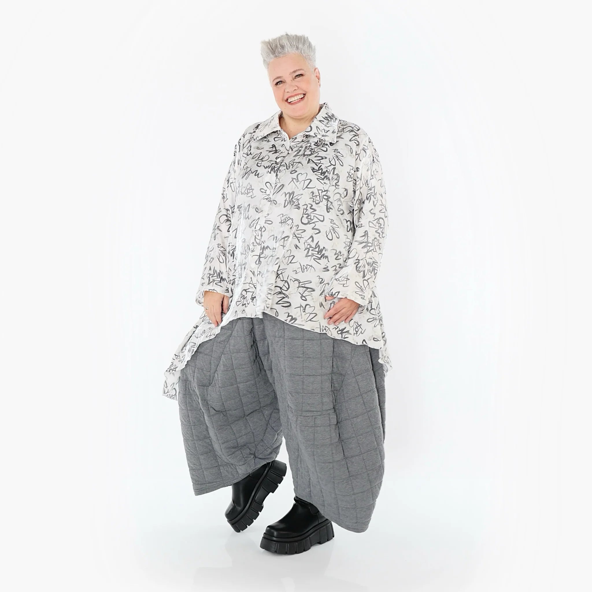  AKH Premium Bluse in Vokuhila-Form, aus Viskose, P1011.7149, Weiß/Grau, Kringel, Schick