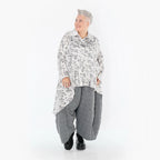 AKH Premium Bluse in Vokuhila-Form, aus Viskose, P1011.7149, Weiß/Grau, Kringel, Schick
