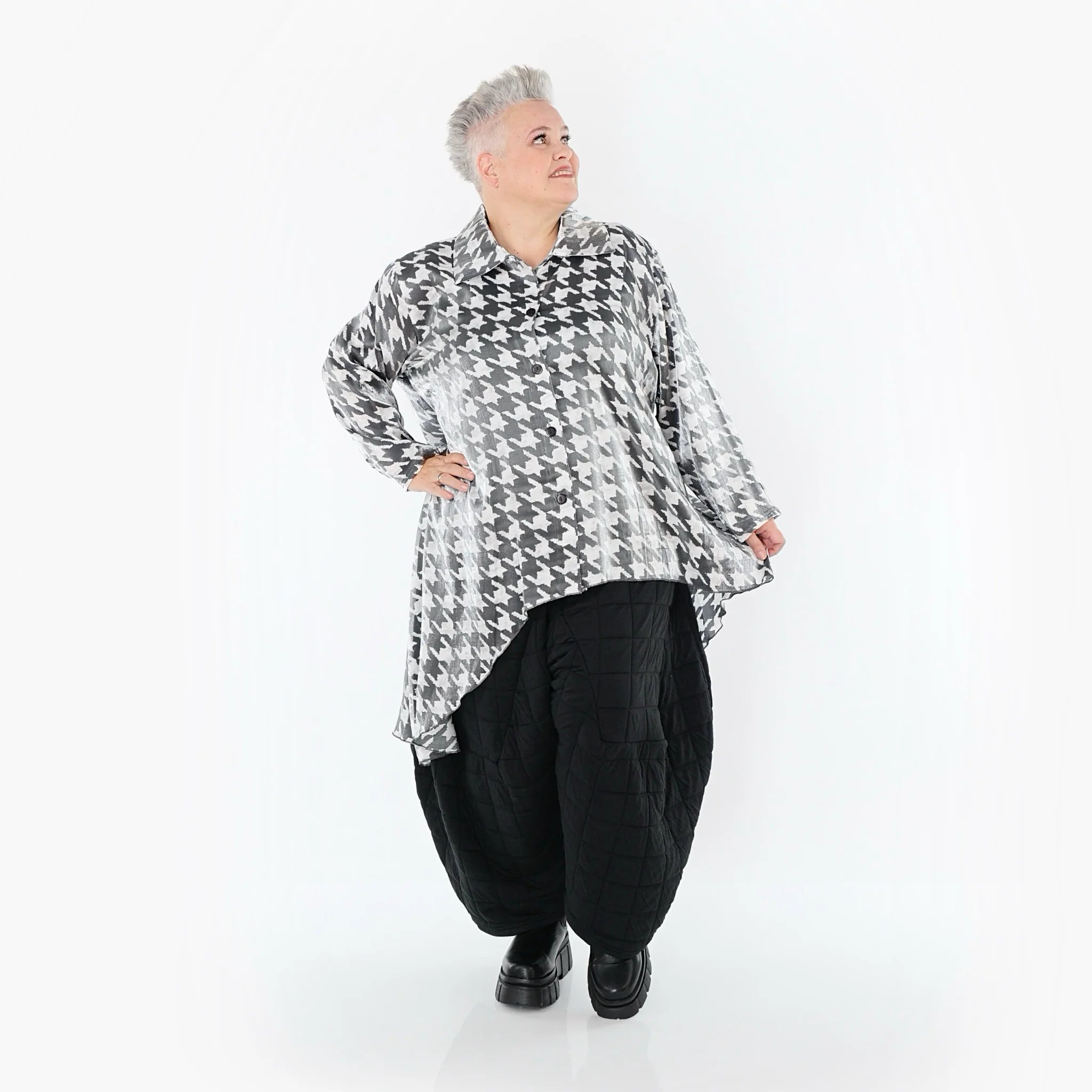  AKH Premium Bluse in Vokuhila-Form, aus Viskose, P107149, Weiß/Grau, Hahnentritt, Schick