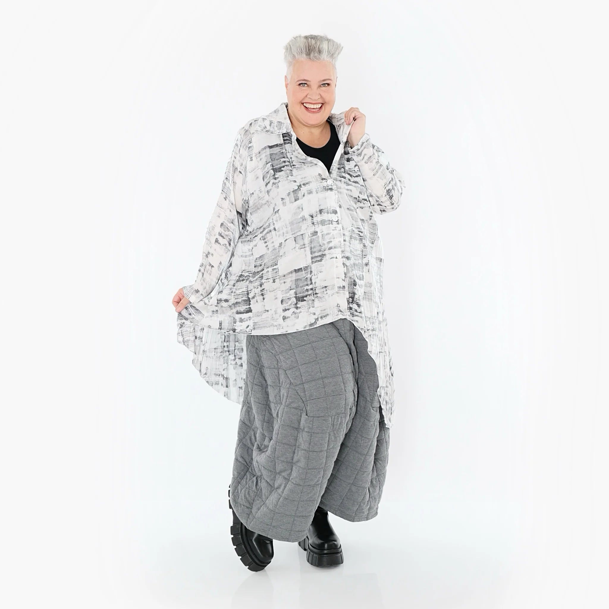  AKH Premium Bluse in Vokuhila-Form, aus Viskose, P107149, Weiß/Grau, Grafik, Ausgefallen