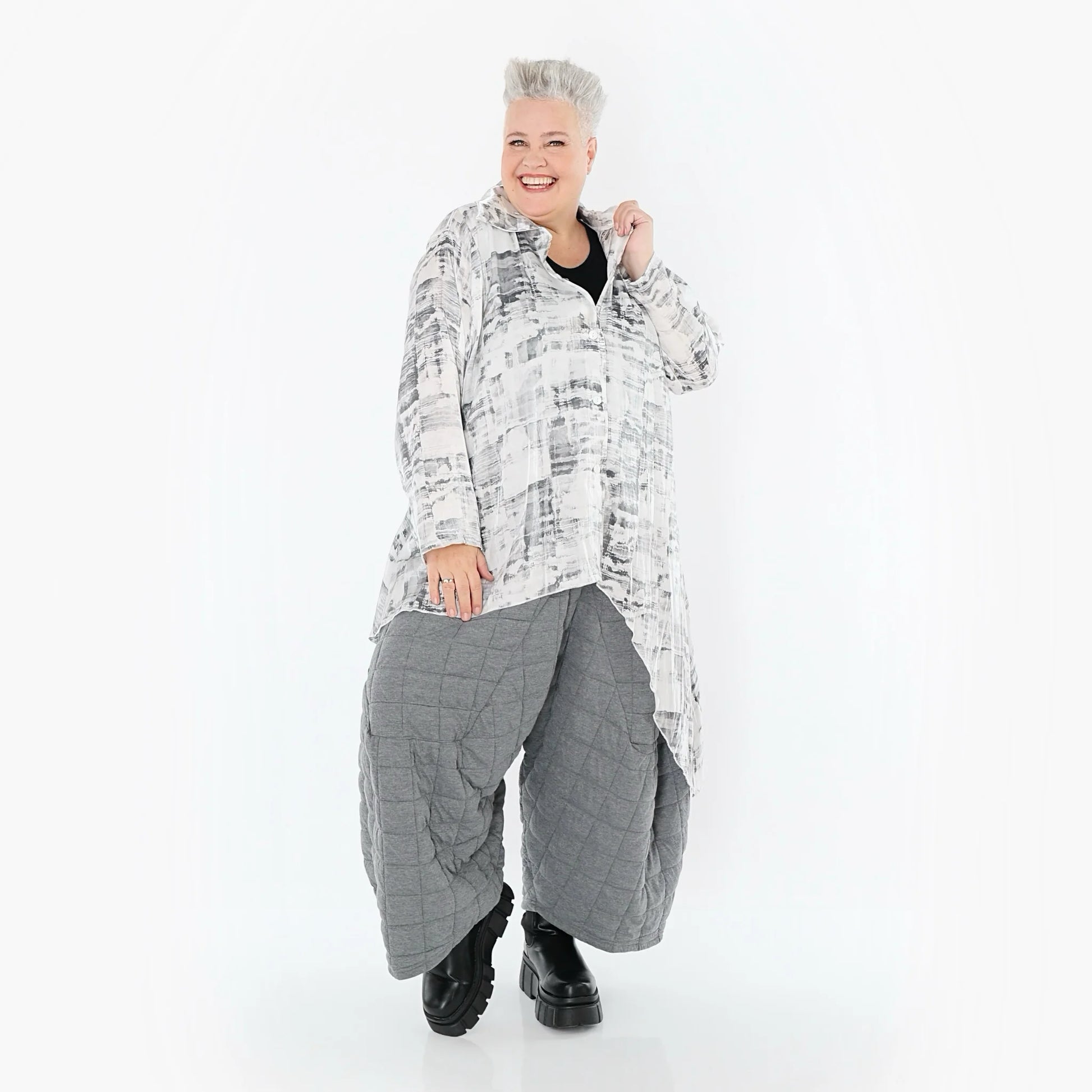 AKH Premium Bluse in Vokuhila-Form, aus Viskose, P107149, Weiß/Grau, Grafik, Ausgefallen
