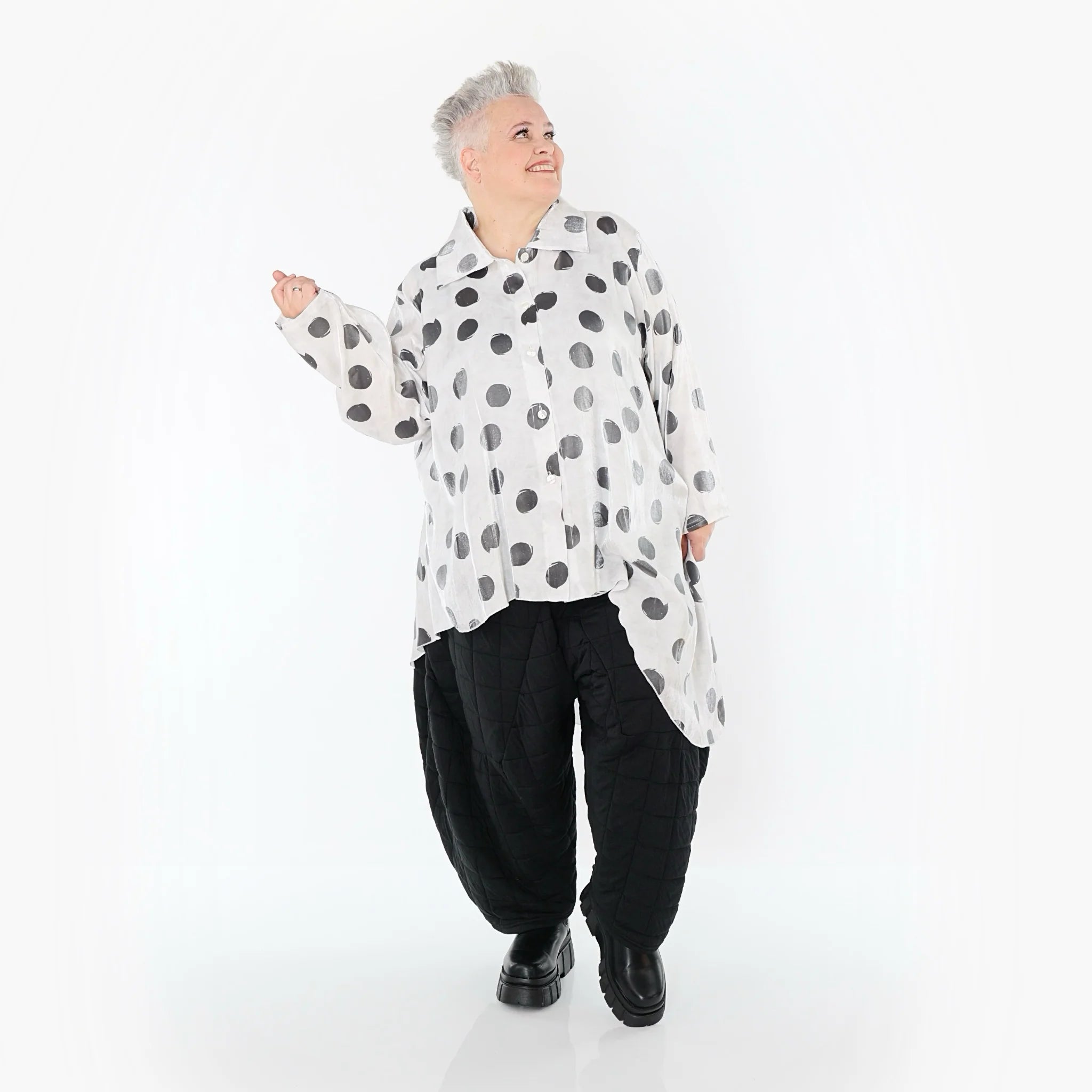  AKH Premium Bluse in Vokuhila-Form, aus Viskose, P1026.7149, Weiß/Grau, Punkte, Schick