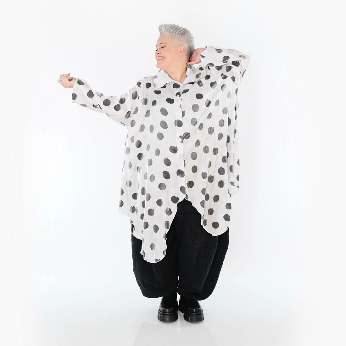  Zipfel Bluse von AKH Premium aus Viskose, P1026.7150, Weiß/Grau, Punkte, Ausgefallen