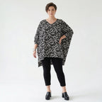 Ausgefallenes Oversize Lagenlook Shirt mit Faltennaht aus stretchigem Material, Schwarz/Weiß