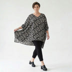 Ausgefallenes Oversize Lagenlook Shirt mit Faltennaht aus stretchigem Material, Schwarz/Weiß