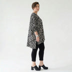 Ausgefallenes Oversize Lagenlook Shirt mit Faltennaht aus stretchigem Material, Schwarz/Weiß