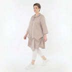 Luftige Glocken-Bluse im legeren Lagenlook mit feinem Stehkragen und anpassbarer Raffung, Beige