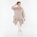 Luftige Glocken-Bluse im legeren Lagenlook mit feinem Stehkragen und anpassbarer Raffung, Beige