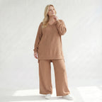 Legeres Oversize Shirt mit fließendem Stretch Jacquard, ausgefallenem Waffelmuster und Zierknöpfen, Cognac