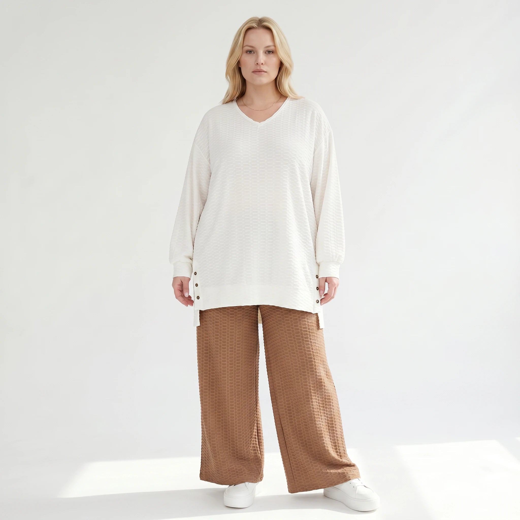 Ausgefallenes Oversize Shirt aus weich fließendem Jacquard mit Zierknöpfen und Strukturmuster, Weiß