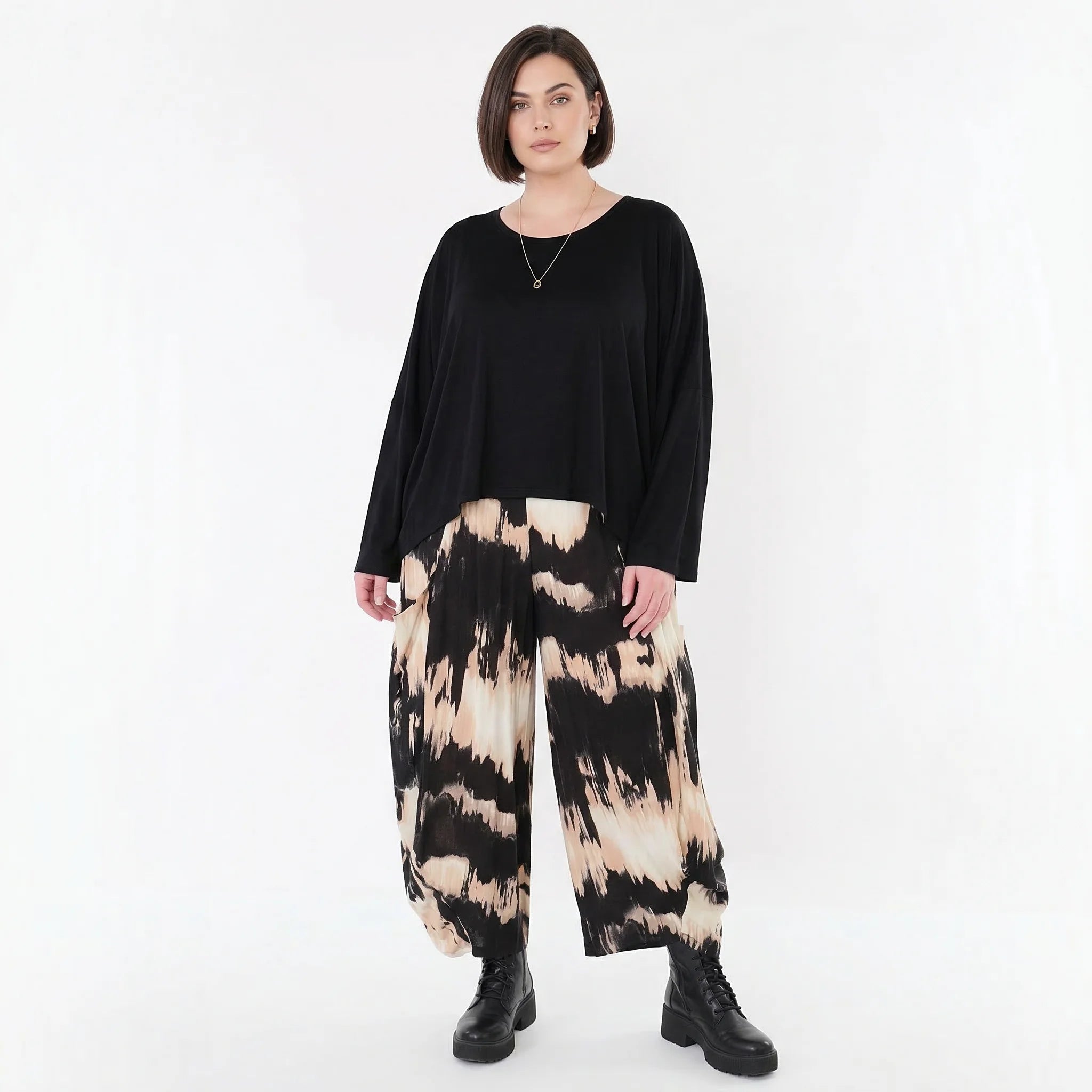 Ausgefallene Ballon Hose mit luftig leichtem Lagenlook und entspannter Passform, Batik, Schwarz/Beige