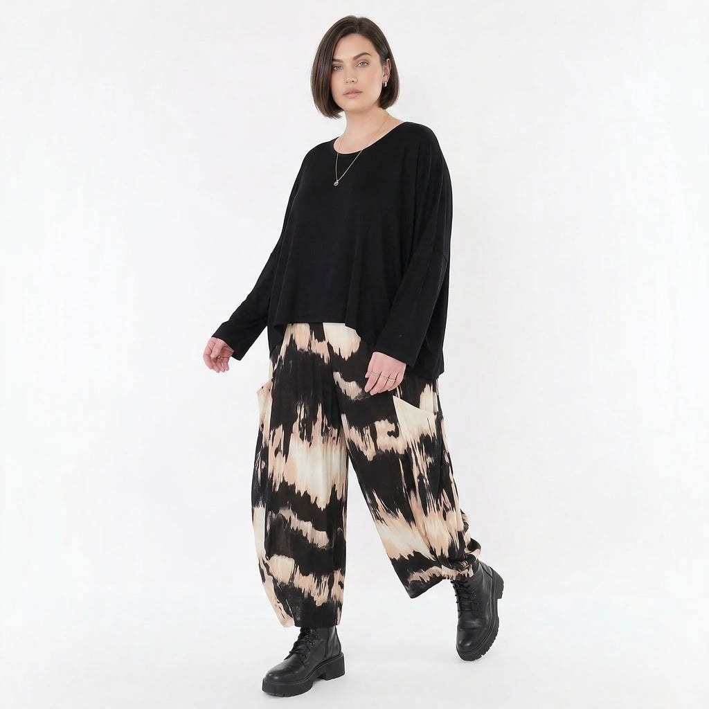 Ausgefallene Ballon Hose mit luftig leichtem Lagenlook und entspannter Passform, Batik, Schwarz/Beige